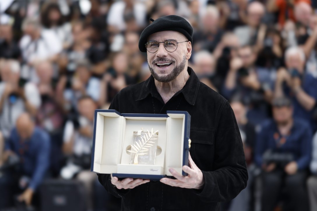 A tiszteletbeli Arany Pálma-díjjal kitüntetett John Travolta amerikai színész a Propeller One-Way Night Coach című filmje bemutatója alkalmából tartott fotózáson a 79. Cannes-i Nemzetközi Filmfesztiválon 2026. május 16-án. Fotó: MTI/EPA/Sebastien Nogier