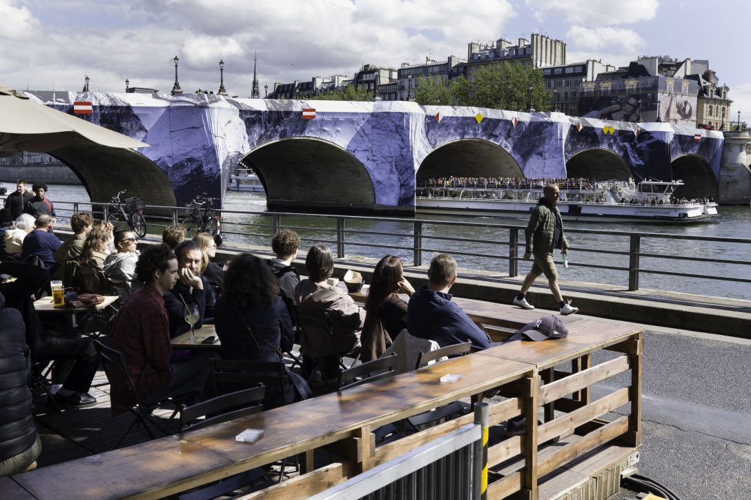 Elkezdték JR képzőművész installációjának felállítását a Pont Neufra,  Párizs legrégebbi hídját már nyomtatott vásznak borítják. A fotó május 16-án készült. Fotó: Eric Broncard / Hans Lucas / Hans Lucas via AFP