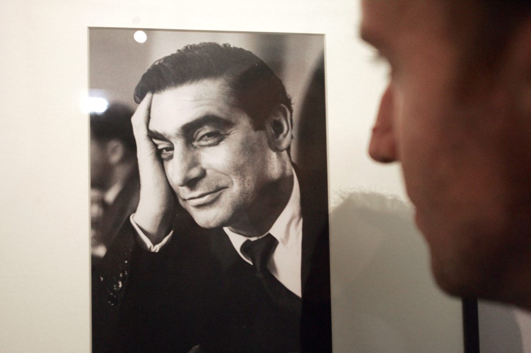 Egy látogató nézi a Robert Capáról (Friedmann Endre) készült fényképet. Fotó: Pierre Andrieu / AFP