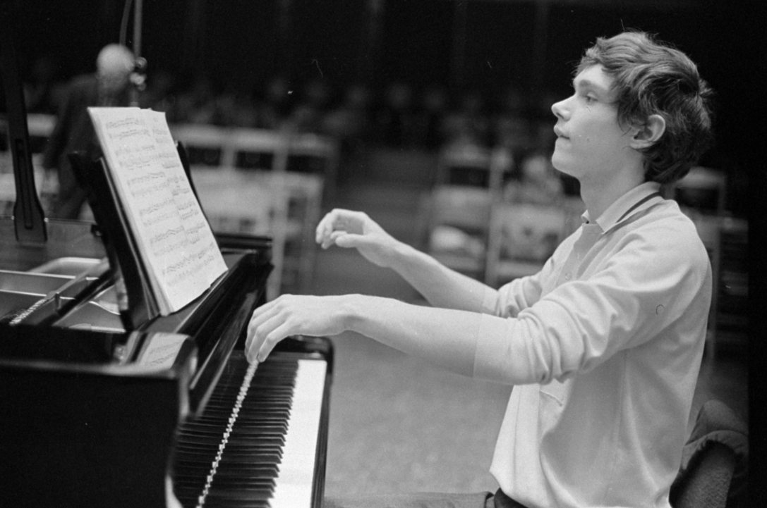 A Magyar Rádió 6-os stúdiója, a Kocsis - Ránki Mozart ciklus stúdióhangversenyén Kocsis Zoltán zongoraművész 1974-ben. Fotó: Fortepan / Szalay Zoltán