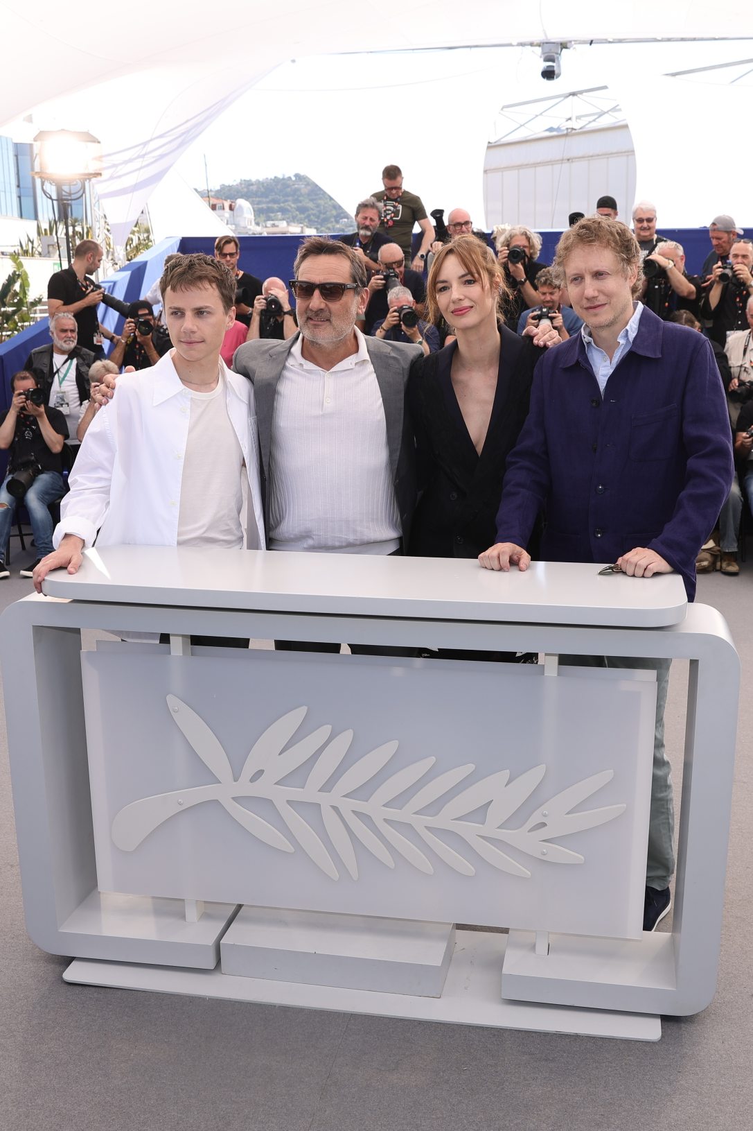 Félix Lefebvre, Gilles Lellouche, Louise Bourgoin francia színészek és Nemes Jeles László rendező (b-j) a Moulin című filmjük alkotóinak fotózásán a 79. Cannes-i Nemzetközi Filmfesztiválon 2026. május 18-án. Fotó: MTI/EPA/Teresa Suárez