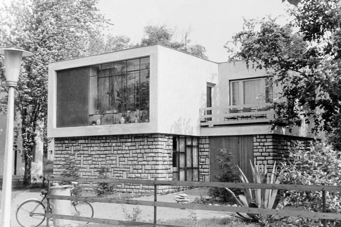 Balaton, Siófok a Petőfi sétány 34. szám alatti nyaraló1969-ben. Fotó: Fortepan / Szalay János