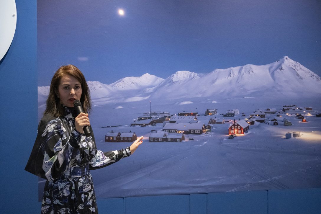 Esther Horvath, az Alfred Wegener Intézet Helmholtz Sark- és Tengeri Kutatóközpontjának fotósa tárlatvezetést tart a Felfedezők és sarkkutatók nyomában című kiállítás megnyitóján. Fotó: Lakatos Péter / MTI