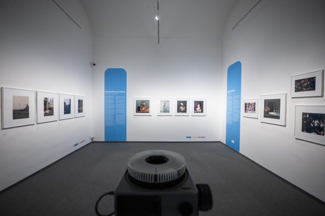 A Magnum Photos: Early Color - Korai színes fotográfiák című kiállítás a megnyitó napján Budapesten, a Robert Capa Kortárs Fotográfiai Központban 2026. május 20-án. Fotó: MTI/Balogh Zoltán