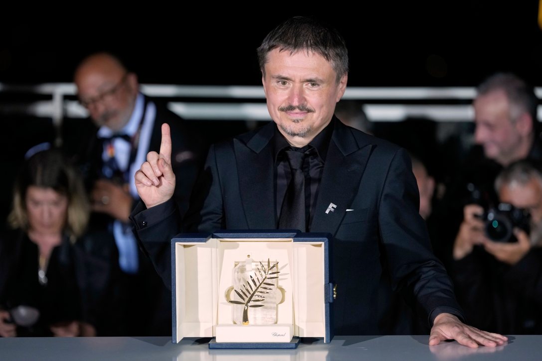 Cristian Mungiu román rendező, miután a Fjord című filmjéért átvette a fődíjat, az Arany Pálmát a 79. Cannes-i Nemzetközi Filmfesztivál díjkiosztó ünnepségén, 2026. május 23-án. Fotó: MTI/AP/Invision/John Locher