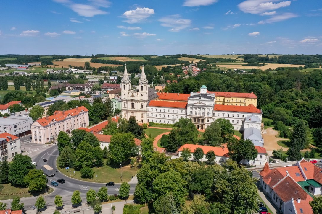 A Zirci Ciszterci Apátság épülete. Fotó: Shutterstock