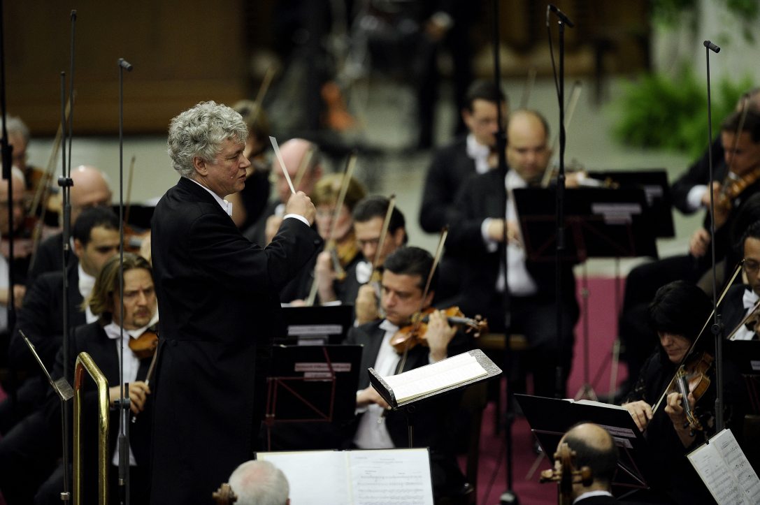 Kocsis Zoltán főkarmester koncertet vezényel a Nemzeti Filharmonikus Zenekar, a Nemzeti Énekkar és Horváth István tenor közreműködésével a vatikáni VI. Pál teremben 2011. május 27-én. Fotó: FILIPPO MONTEFORTE / AFP
