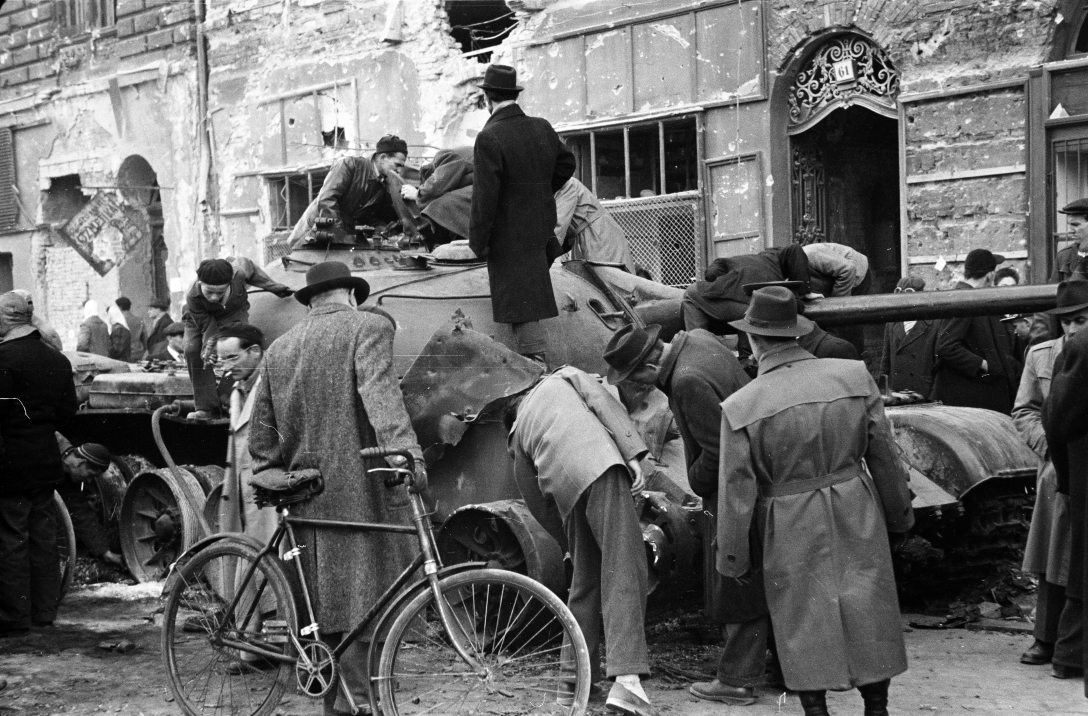 1956, Budapest IX. Üllői út, kilőtt szovjet T-54-es harckocsi a 61-es számú ház előtt. Fotó: Fortepan / Papp Dezső