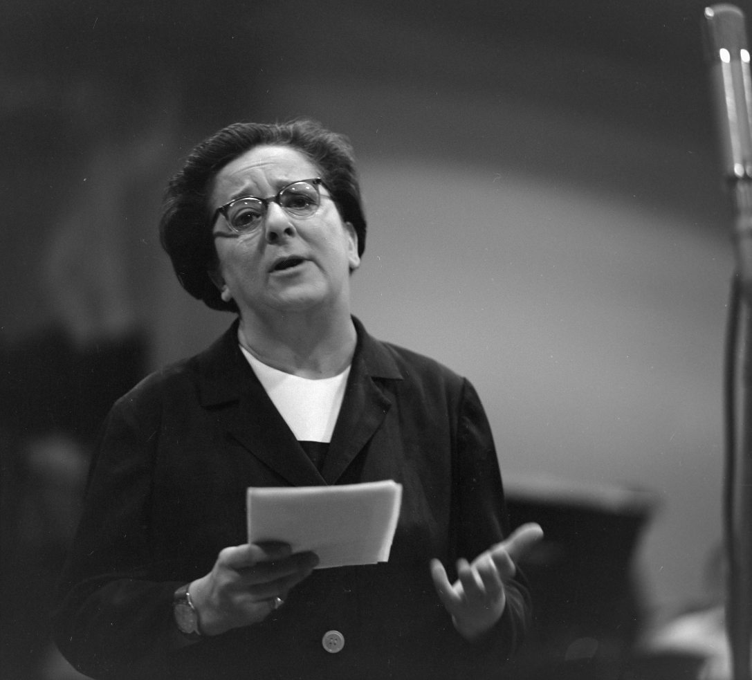 Gobbi Hilda a Magyar Rádió 6-os stúdiójában, Nem az én színpadom... című műsor (fővárosi színházak vetélkedése III. forduló) felvételén 1963-ban. Fotó: Szalay Zoltán / Fortepan