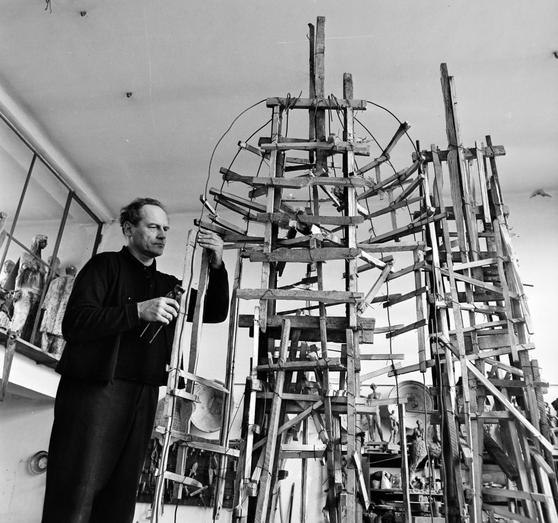 Somogyi József szobrászművész epreskerti műtermében a Dózsa György emlékmű gipszmintájának vázán dolgozik 1972-ben. Fotó: Bojár Sándor / Fortepan