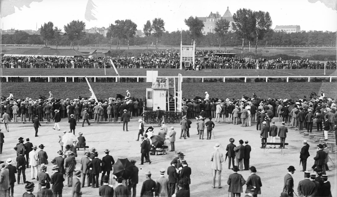 1908, Budapest XIV. "városligeti" Lóversenytér a későbbi Népstadion helyén, nagyverseny előtti parádé. Háttérben a Magyar Állami Földtani Intézet látszik. Fotó: Fortepan / Deutsche Fotothek / Brück und Sohn