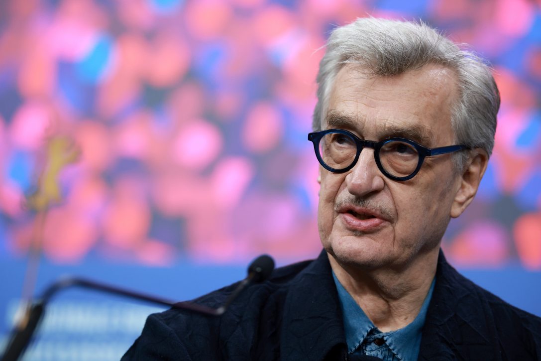 Wim Wenders német rendező, a 76. Berlini Nemzetközi Filmfesztivál zsűrijének elnöke a filmes seregszemle nyitónapján rendezett sajtótájékoztatón, 2026. február 12-én. Fotó:  MTI/EPA/Clemens Bilan