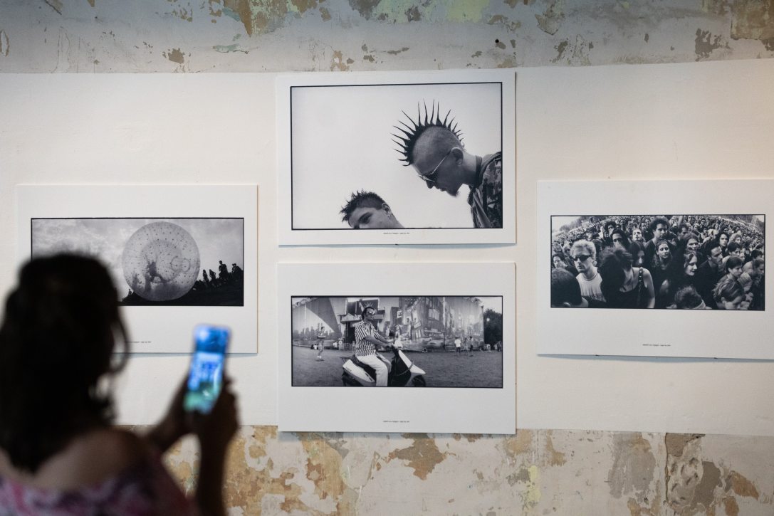 Benkő Imre Kossuth-, Balázs Béla- és World Press Photo-díjas fotográfus Sziget 30 című emlékkiállítása a megnyitó napján a budapesti Dugattyús kulturális térben 2026. június 3-án. Fotó: MTI/Kocsis Zoltán