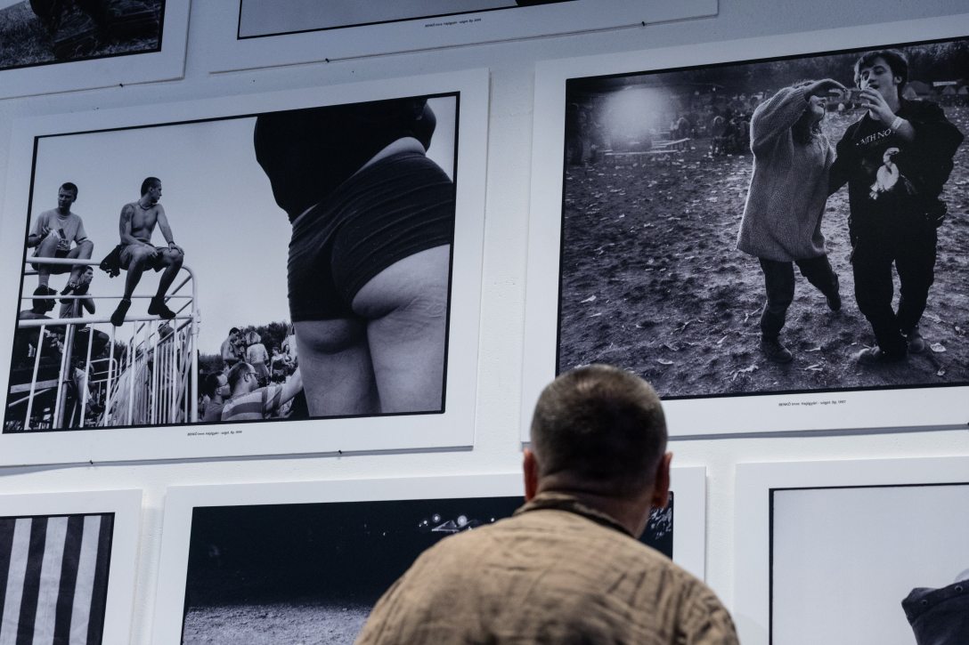 Benkő Imre Kossuth-, Balázs Béla- és World Press Photo-díjas fotográfus Sziget 30 című emlékkiállítása a megnyitó napján a budapesti Dugattyús kulturális térben 2026. június 3-án. Fotó: MTI/Kocsis Zoltán