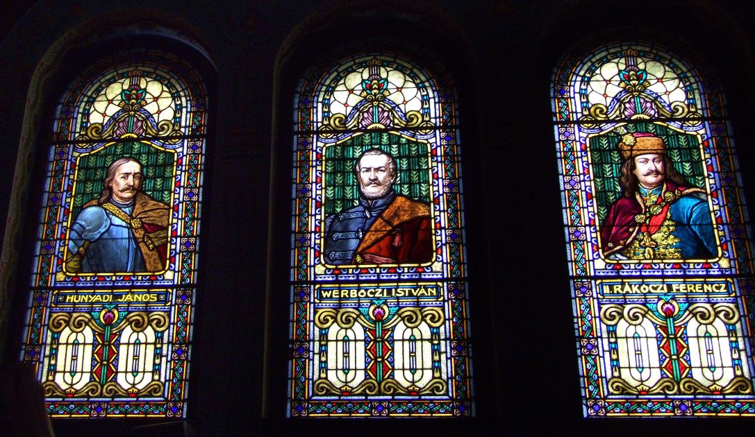 Róth Miksa üvegtervező művész Hunyadi János hadverzért, Werbőczy István jogtudóst és II. Rákóczi Ferenc főnemest (b-j) ábrázoló ólomüveg-ablakai a szecessziós stílusban 1910-ben épült Városháza dísztermének falán. Fotó: Jászai Csaba / MTI