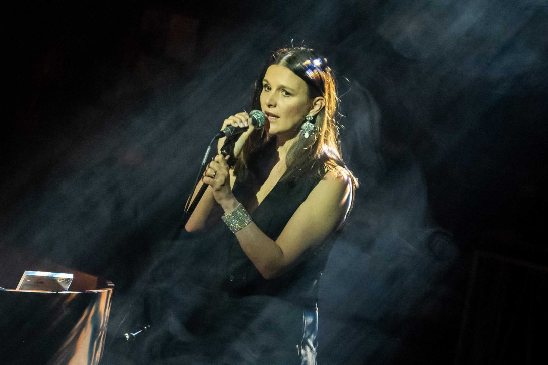 Balázsovits Edit Jászai Mari-díjas színésznő, énekes a Víg-Presser-50 címmel Presser Gábor vígszínházi dalaiból rendezett koncert főpróbáján. Fotó: Balogh Zoltán / MTI