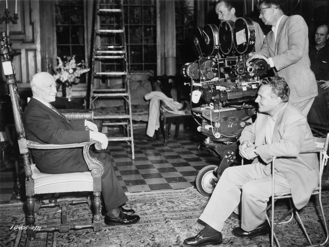 Edward Ludwig rendező a forgatáson Adolph Zukorral. Egy 3D-s kamera tesztelése, amelyet Edouard Farciot fejlesztett ki a Paramount számára 1937-ben. Fotó: 7e Art/Paramount / Photo12 via AFP