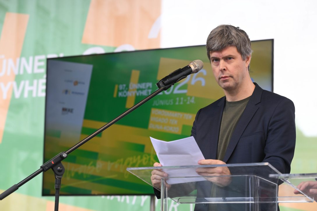 David Szalay Booker-díjas magyar származású kanadai-brit író beszédet mond a 97. ünnepi könyvhét megnyitóján a budapesti Vörösmarty téren 2026. június 11-én.  Fotó: MTI/Bruzák Noémi