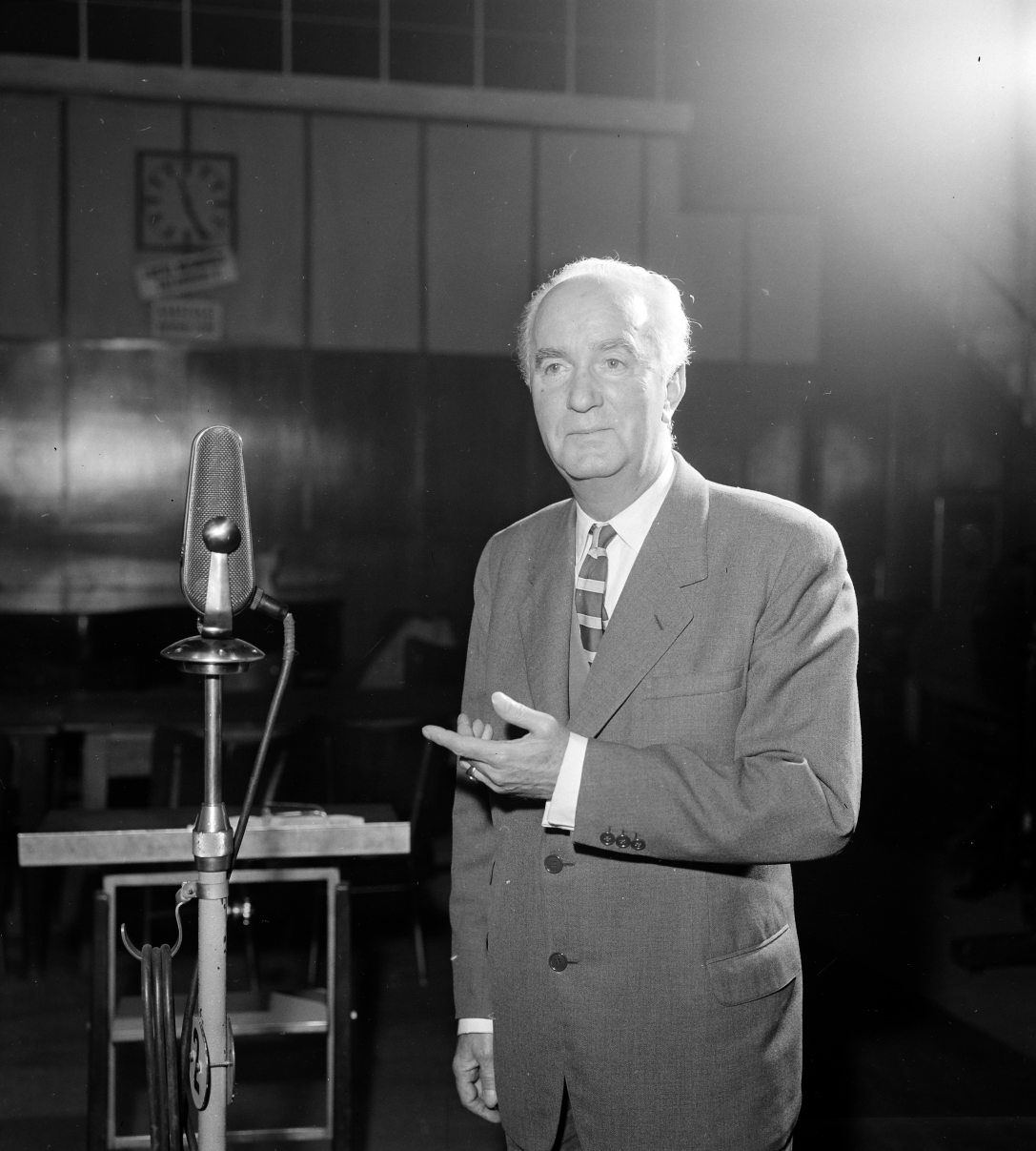 Uray Tivadar színművész az Uray Tivadar jutalomjátéka című rádióműsorban 1959-ben. Fotó: Szalay Zoltán / Fortepan