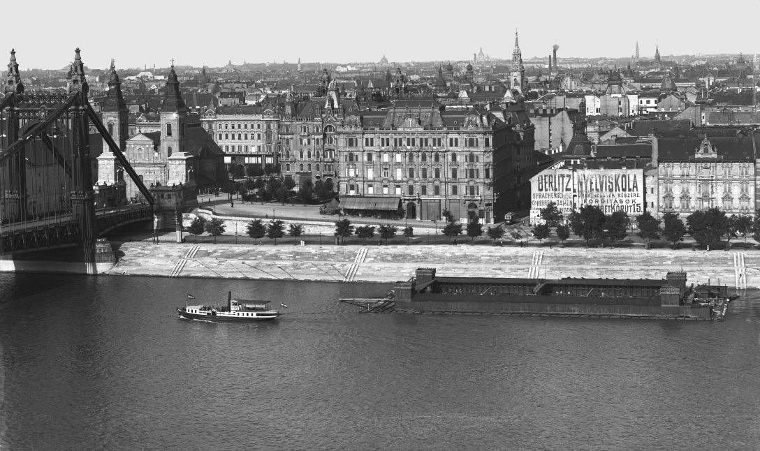 Egy dunai uszoda az Erzsébet híd mellett 1908-ban. Fotó: Fortepan / Deutsche Fotothek / Brück und Sohn