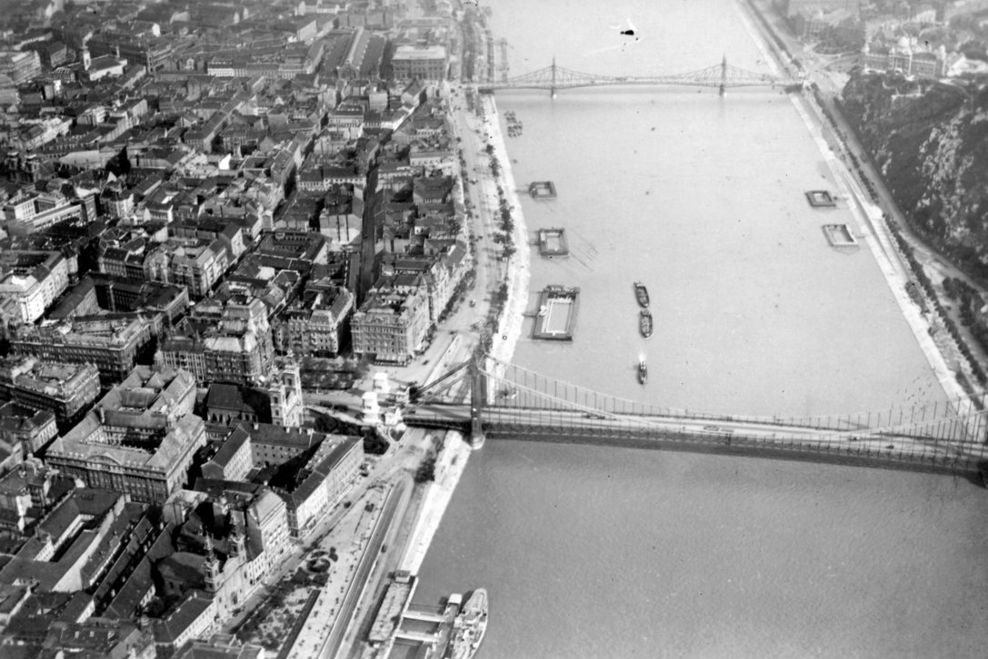 Dunai uszodák az Erzsébet és a Szabadság (Ferenc József) híd között egy 1930-as légifotón. Fotó: Fortepan / Zainkó Géza
