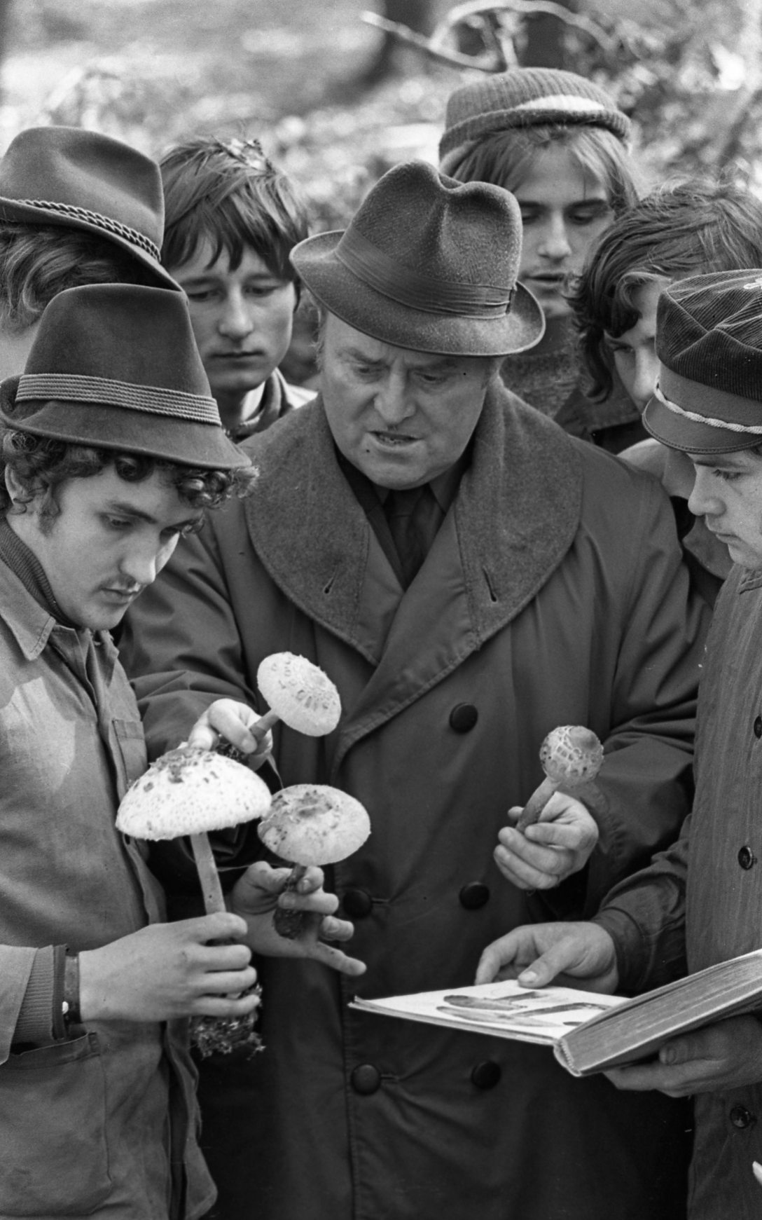 Magyarország, Sopron Erdészeti, Faipari Szakközépiskola erdész tanulói és oktatójuk 1975-ben.. Fotó: Fortepan / Urbán Tamás