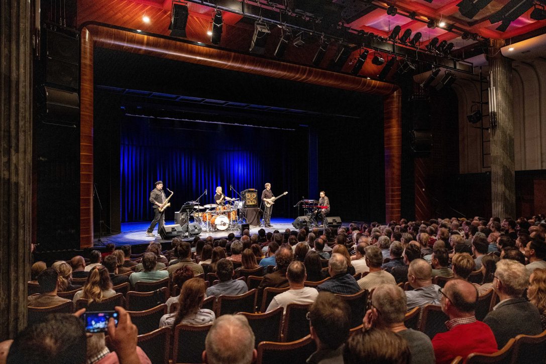 Bob Franceschini szaxofonos, Dave Weckl dobos, Tom Kennedy basszusgitáros és Stu Mindeman billentyűs az amerikai Dave Weckl & Tom Kennedy Project koncertjén a Jazzfest Budapest első napján a MOMkultban 2022. április 27-én. Fotó: MTI/Mohai Balázs