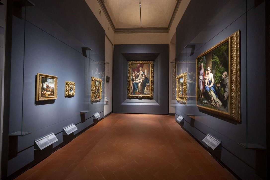 Festmények a firenzei Uffizi képtár egyik termében 2021. május 3-án. Fotó: MTI/EPA/Claudio Giovannini