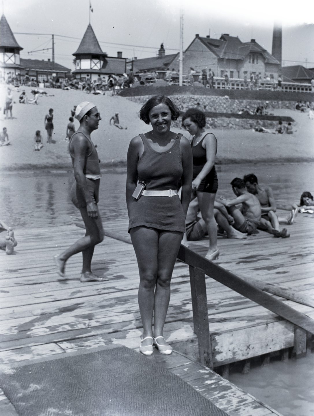 Duna strandfürdő a II. kerületi Újlaki rakparton a Sajka utcánál 1932-ben. Fotó: Fortepan / Gara család