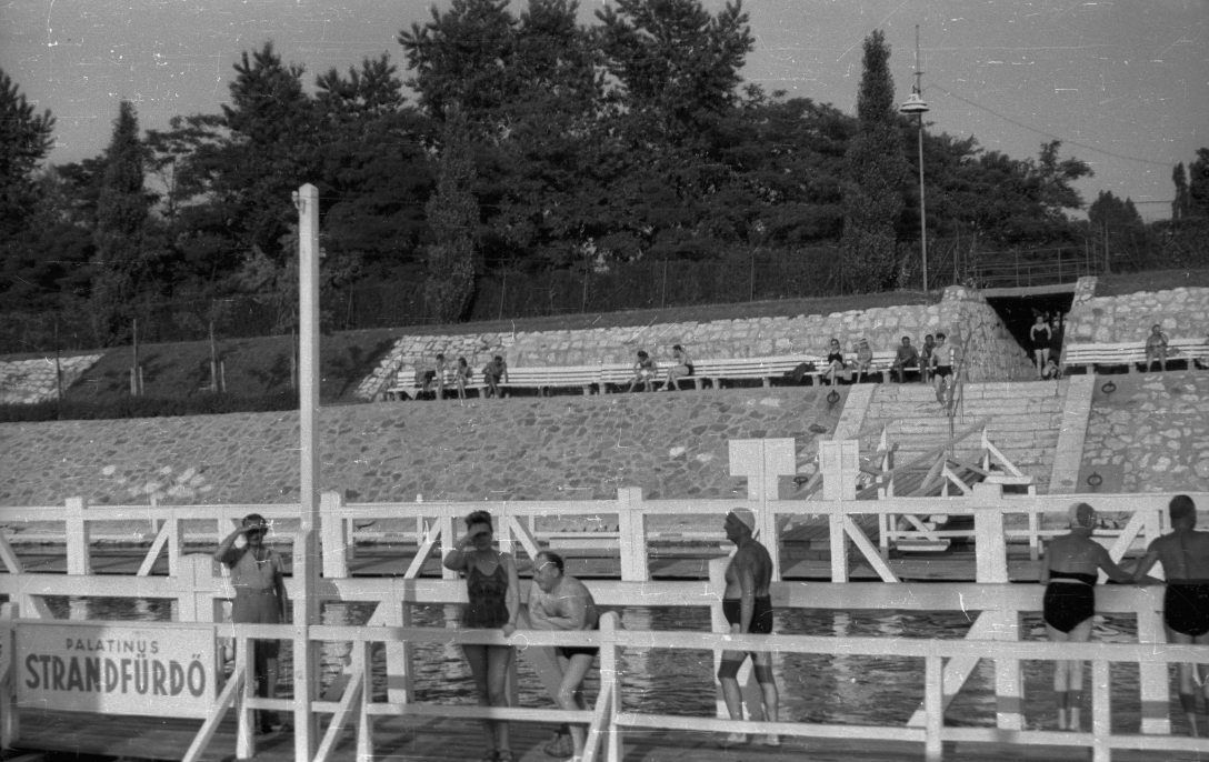 A Palatinus strandfürdő dunai uszodája a Margit-sziget mellett 1949-ben. Fotó: Fortepan / Ember Károly