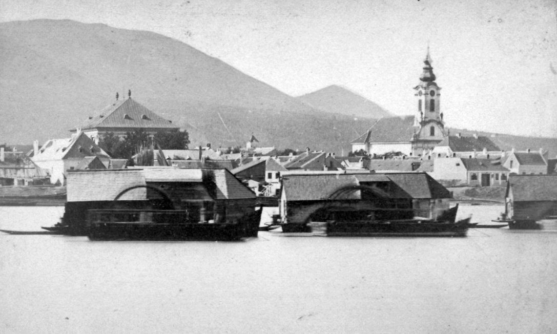 Hajómalmok a Dunán 1878 előtt, háttérben Óbuda belvárosa. Fotó: Fortepan / Jurányi Attila