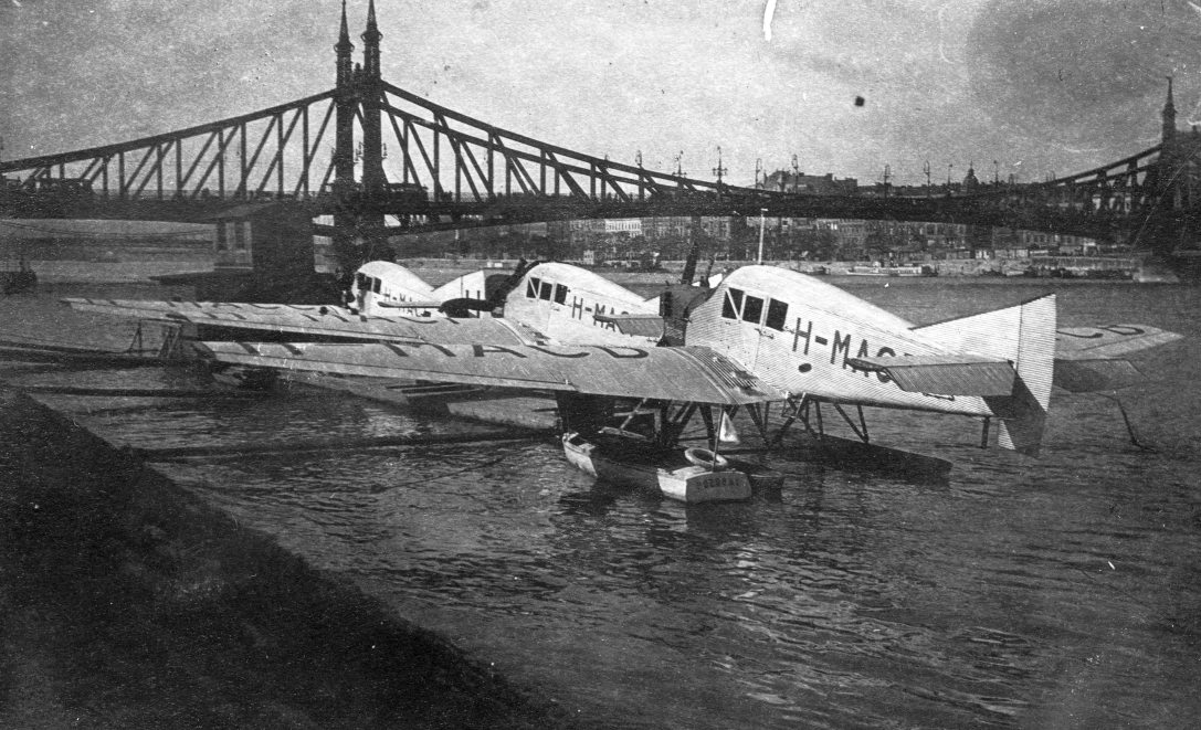 Hidroplán állomás a budai alsó rakpart mellett a Szent Gellért térnél 1925-ben. Fotó: Fortepan / Weygand Tibor