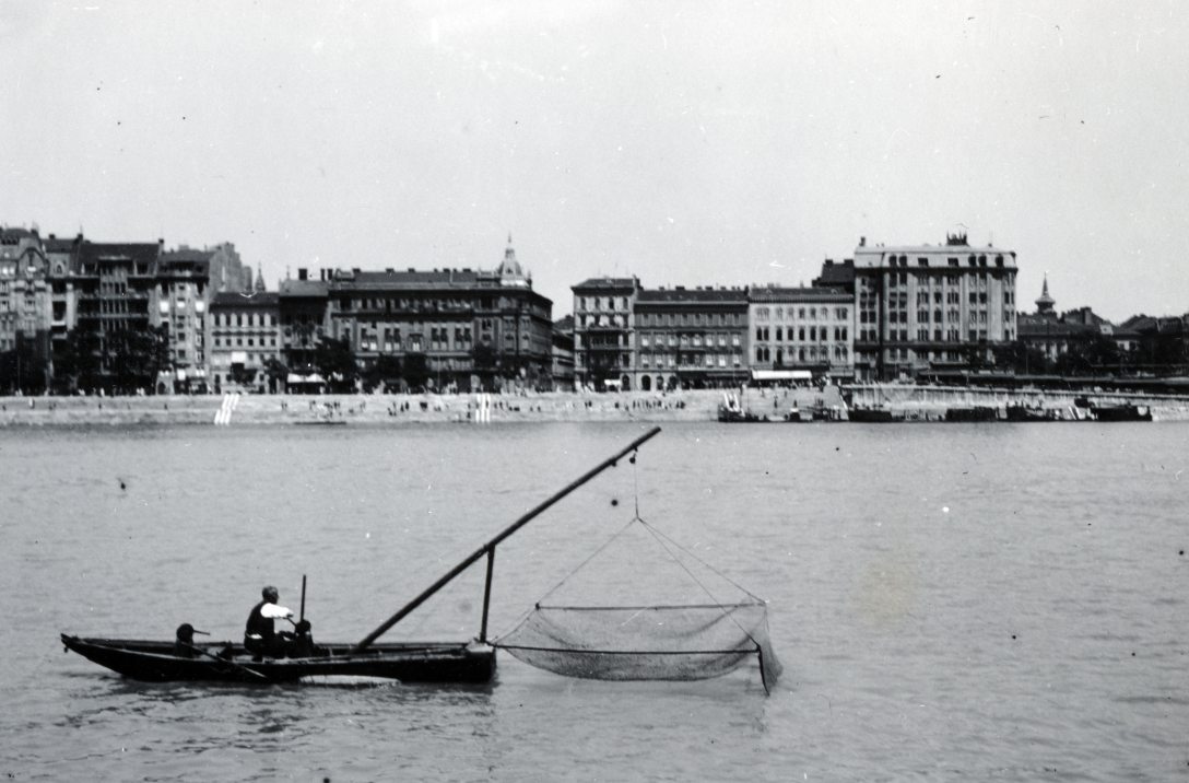 Halász a Dunán Budapestnél 1933-ban. Háttérben a Belgrád (Ferenc József) rakpart, jobbra a Fővám tér. Fotó: Fortepan / Bor Dezső