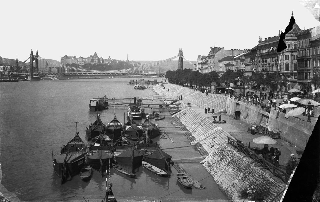 Dunaparti látkép halászbárkákkal és a háttérben az Erzsébet híddal 1905-ből. Fotó: Fortepan / Deutsche Fotothek / Brück und Sohn