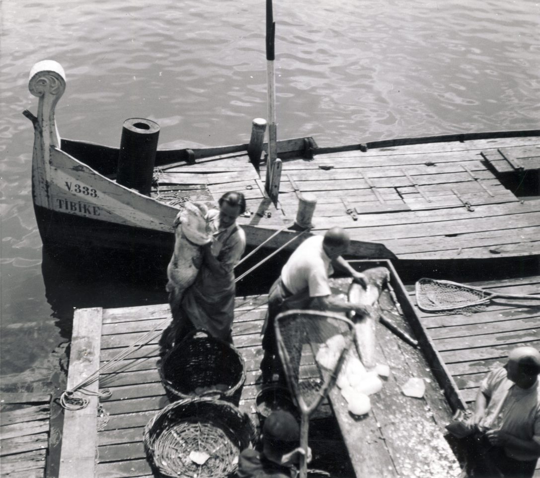 Haltároló bárka a pesti alsó rakpartnál, a Szabadság híd (Ferenc József) közelében 1937-ben. Fotó: Fortepan / Uj Nemzedék napilap