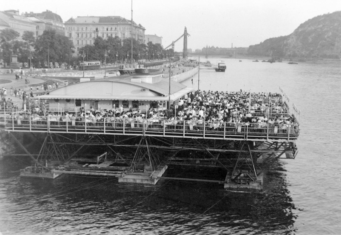A Kék Duna terasz a Széchenyi Lánchídról nézve 1958-ban. Háttérben a Belgrád rakpart. Fotó: Fortepan / Kurutz Márton