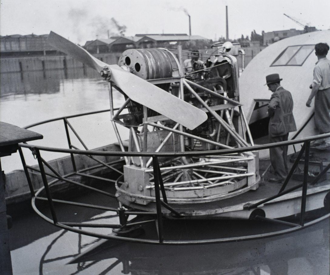 Az AT 50/1 légcsavaros hajó kikötve a Ráckevei (Soroksári)-Dunán 1946-ban. Háttérben a Nagyvásártelep. Fotó: Fortepan / Magyar Műszaki és Közlekedési Múzeum / Történeti Fényképek Gyűjteménye / Asboth Oszkár gyűjteménye | Leltári jelzet: MMKM TFGY