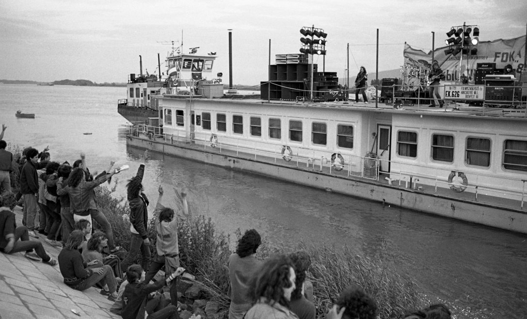 A P. Mobil együttes vízi turnéjának egyik koncertje Vácon, a József Attila sétány előtti Duna-parton 1985-ben. Fotó: Fortepan / Urbán Tamás