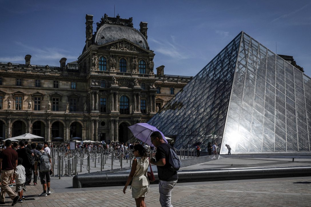 Turisták sorakoznak a párizsi Louvre Múzeum előtt 2026. május 28-án. Fotó: STEPHANE DE SAKUTIN / AFP