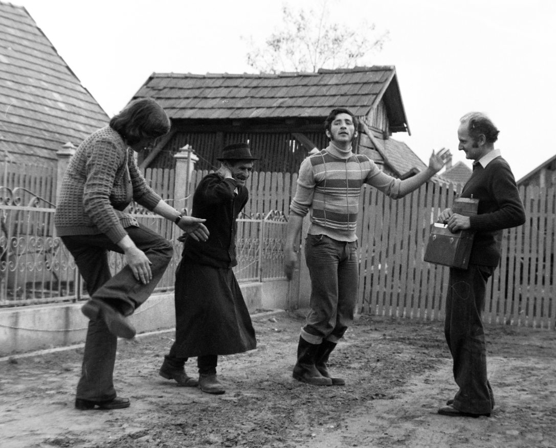 A kép Nagyecseden készült 1977-ben, balra kalappal Bulyáki Gergely, a népművészet mestere, jobb szélen Timár Sándor koreográfus, táncpedagógus. Fotó: Fortepan / Szalay Zoltán
