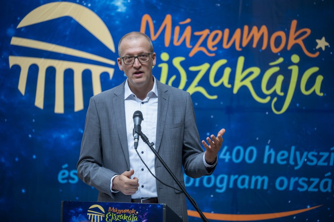 Tarr Zoltán társadalmi kapcsolatokért és kultúráért felelős miniszter beszédet mond a 24. Múzeumok éjszakája rendezvénysorozat országos megnyitó sajtótájékoztatóján az Iparművészeti Múzeumban 2026. június 20-án. Fotó: MTI/Balogh Zoltán