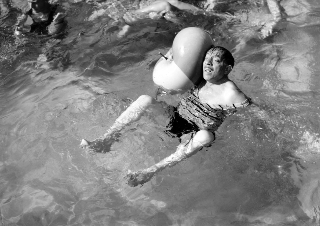 Szabó Ernő színművész a Hannibál tanár úr című film (rendező Fábri Zoltán) strandjelenetében 1956-ban. Fotó: Fortepan / Album087