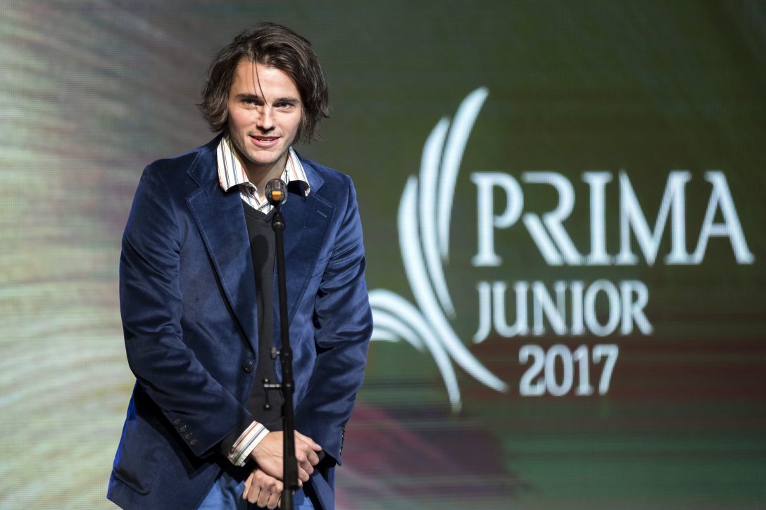 Tasnádi Bence díjazott színművész a Junior Prima Díjak színház- és filmművészet kategóriája ünnepélyes átadóján a fővárosi Kálmán Imre Teátrumban 2017. október 30-án. Fotó: Mohai Balázs / MTI