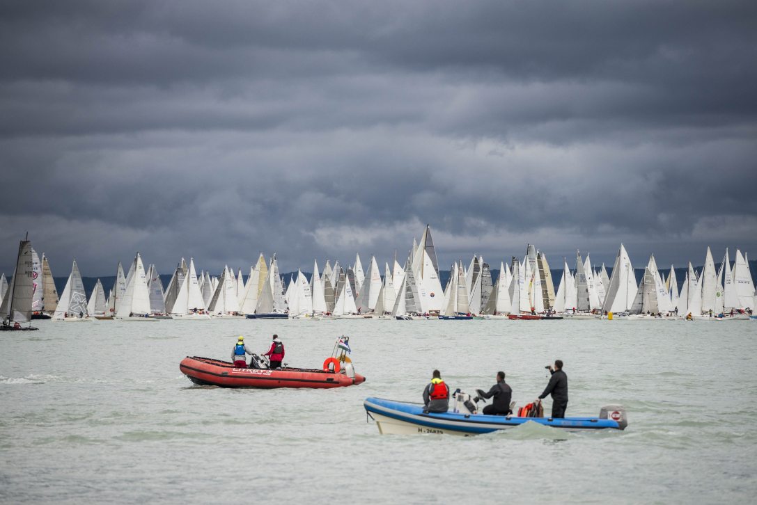 A 48. Kékszalag Erste World Nagydíj tókerülő vitorlásverseny mezőnye rajt után Balatonfüreden 2016. július 14-én. Fotó: Bodnár Boglárka / MTI
