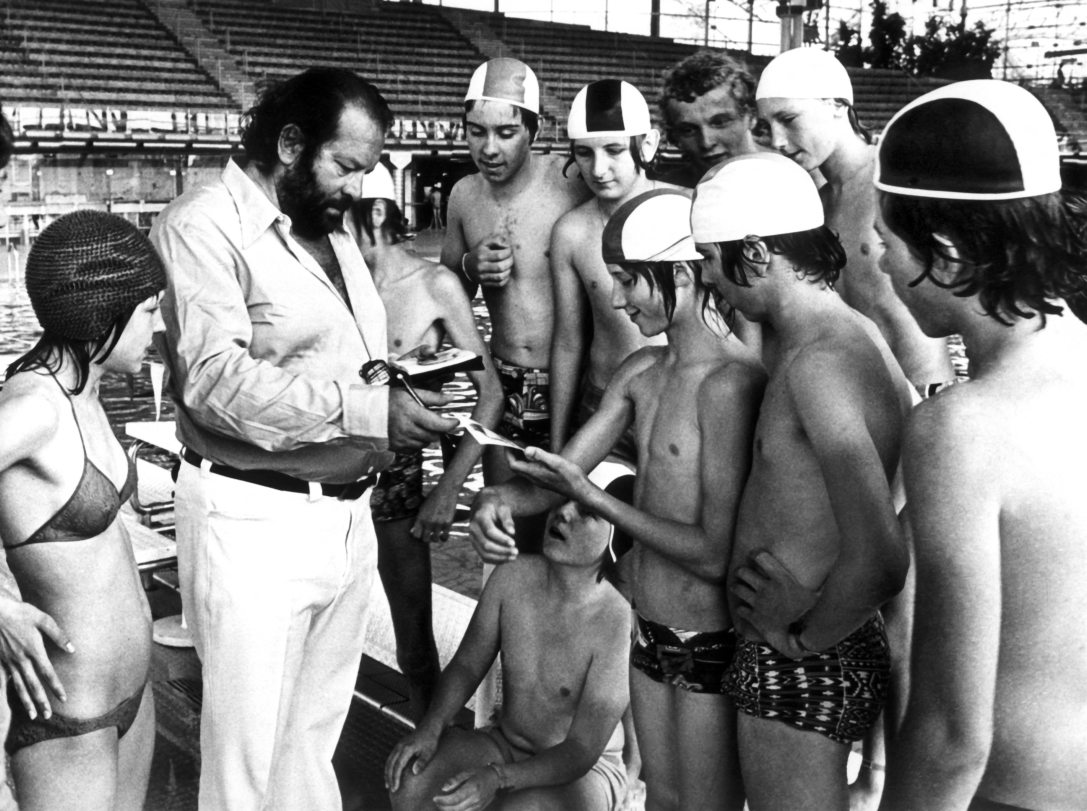 „Bud Spencer (Carlo Pedersoli) autogramot osztogat rajongóinak egy müncheni uszodában, 1975. május 26-án. Fotó: HARTMUT REEH / DPA / dpa Picture-Alliance via AFP