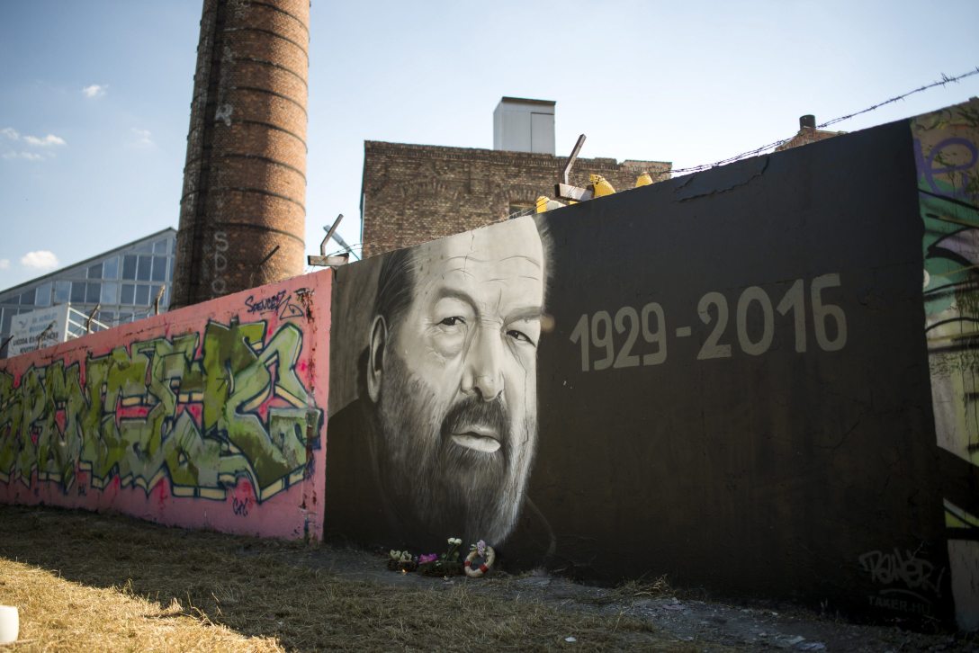 Bud Spencer (Carlo Pedersoli) olasz úszó, vízilabdázó és színész portréja a budapesti Filatorigátnál 2016. június 29-én. A festményt a Taker néven festő graffitis készítette.