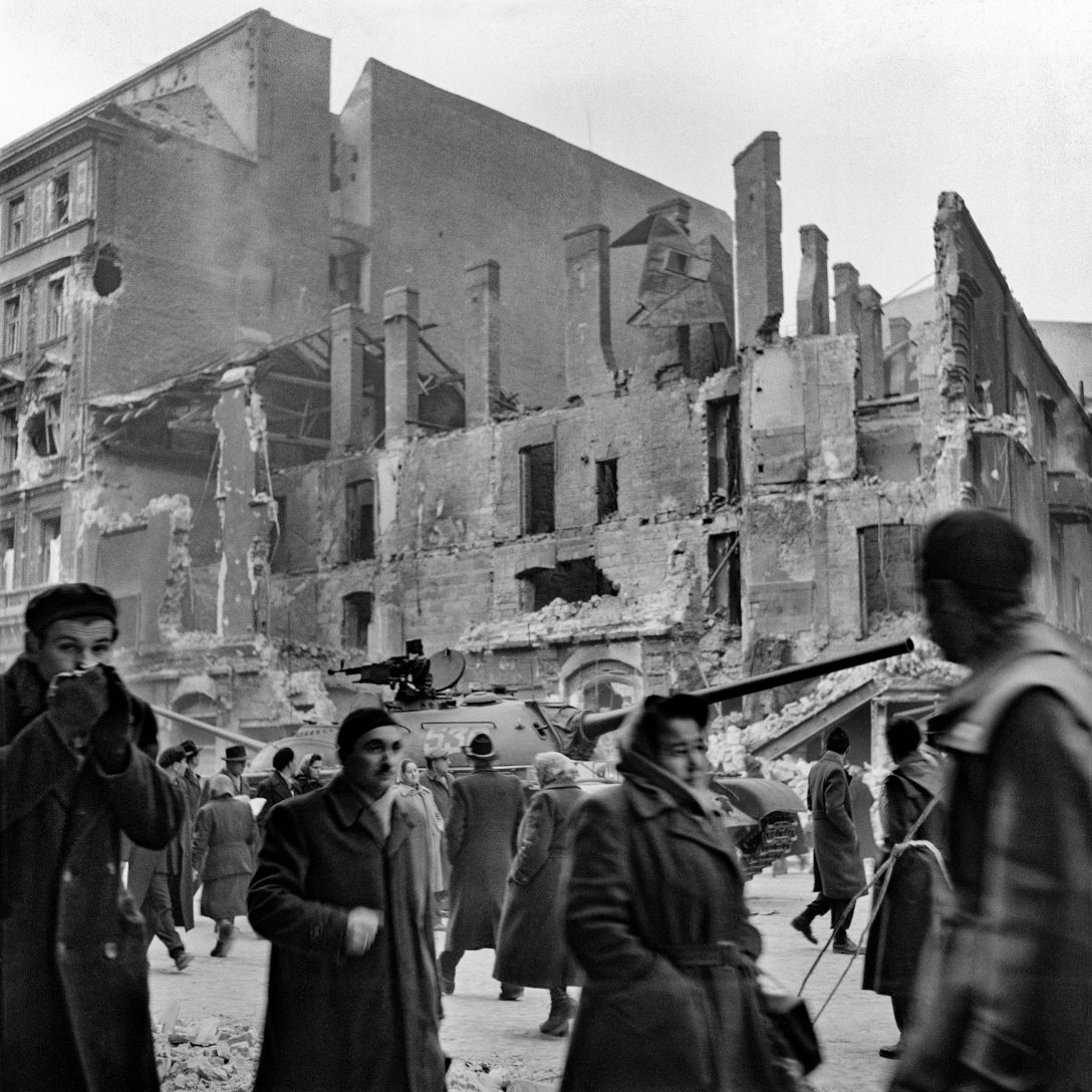 A VII. kerületi Rákóczi út 58. a forradalom idején, 1956. október 29-én. Fotó: Fortepan / Hegyi Zsolt / Balla Demeter