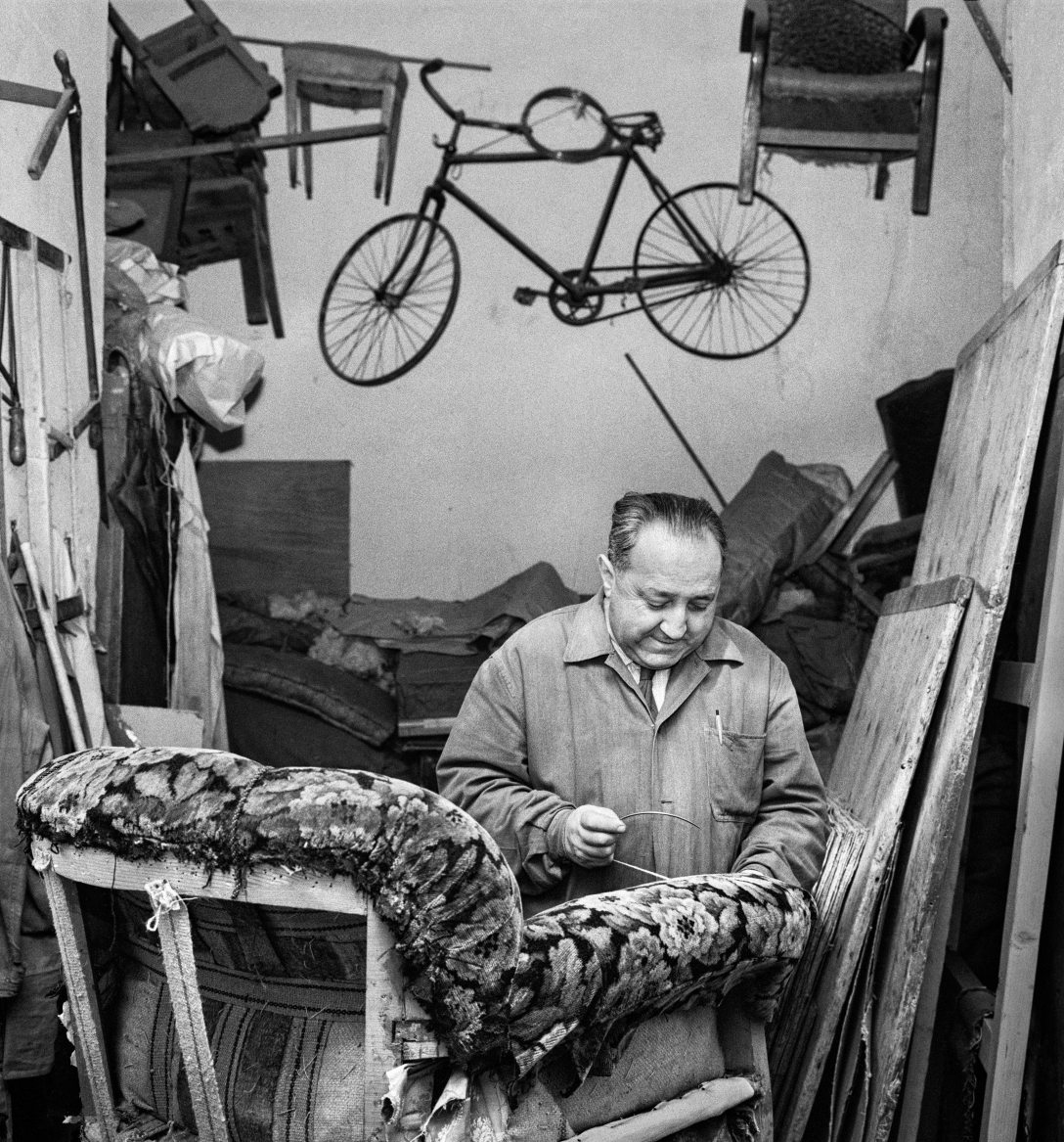 Kárpitosműhely a IX. kerületi Ferenc körút 26-ban 1959-ben. Fotó: Fortepan / Hegyi Zsolt / Balla Demeter