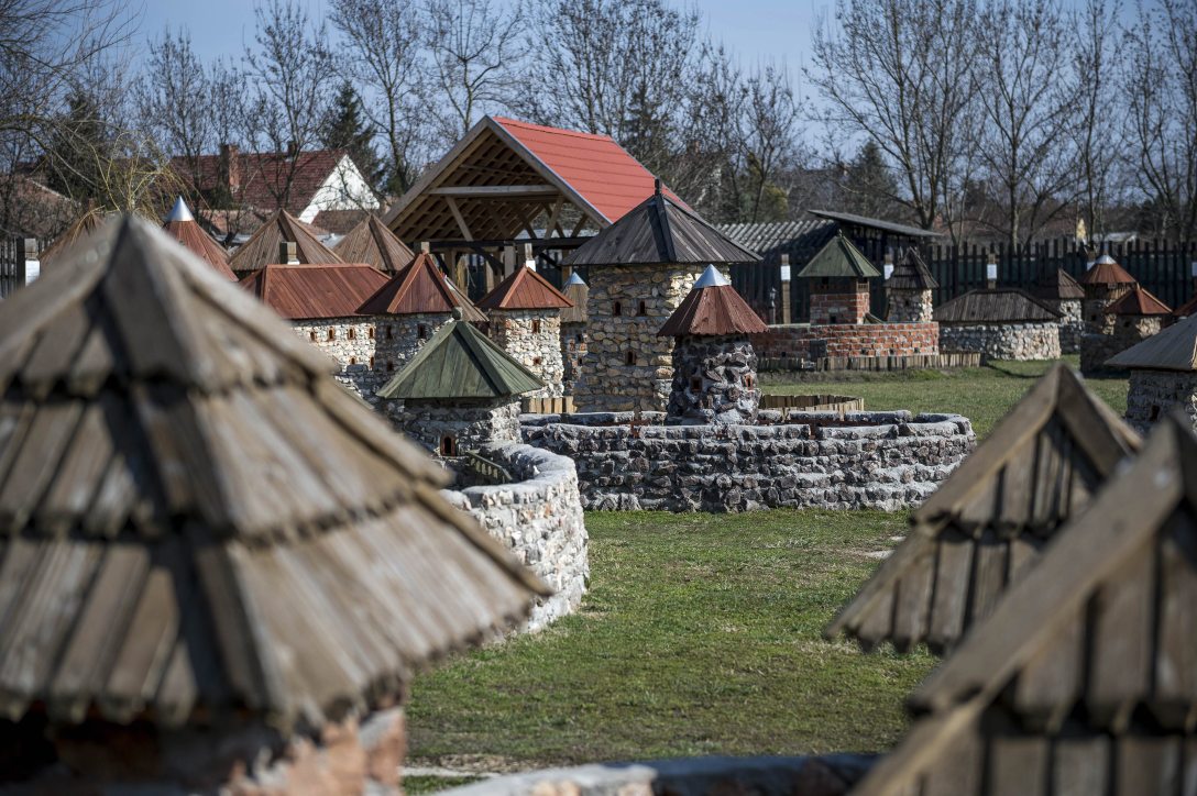 A dinnyési Várpark 2017. március 13-án. Fotó: MTI/Bodnár Boglárka