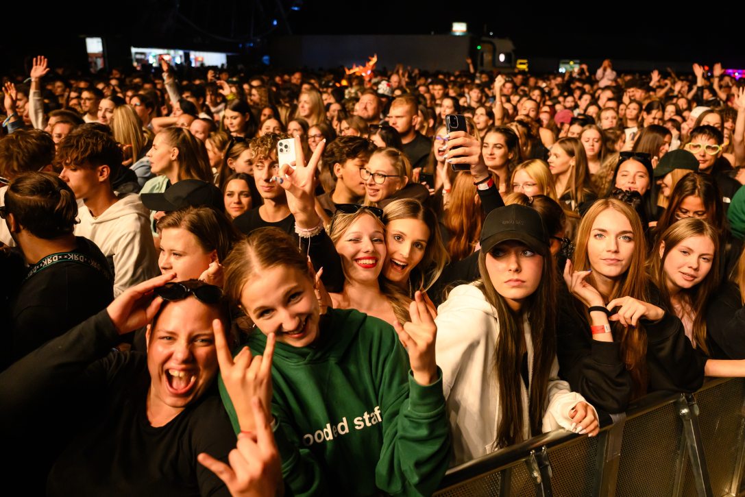 Közönség a Valmar együttes koncertjén az EFOTT fesztivál első napján a Velencei-tó melletti Sukorón 2025. július 9-én. Fotó: MTI/Vasvári Tamás